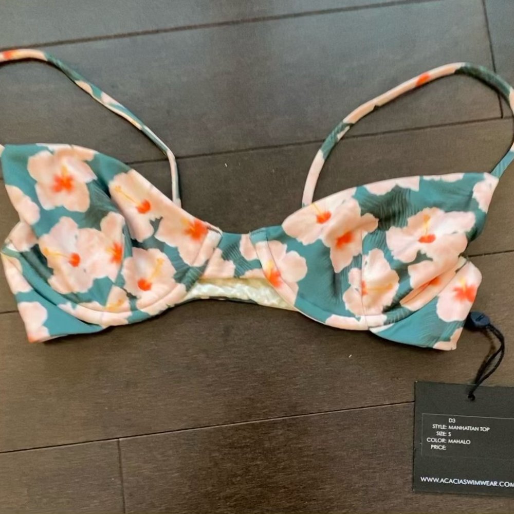 Flawless, NWT Acacia Mahalo Manhattan Bikini Top S
